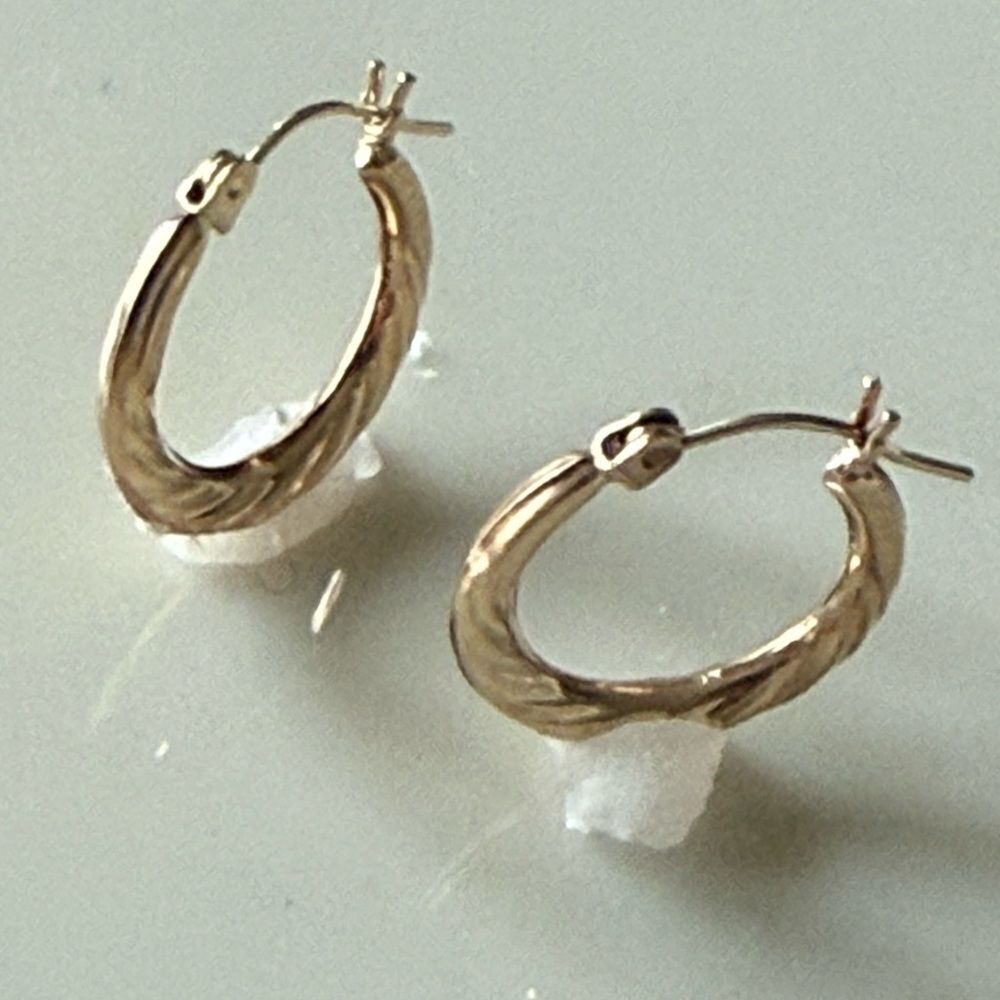 Classic 14k Gold Twisted Hoop Earrings
.98 grams - Picture 5 of 5